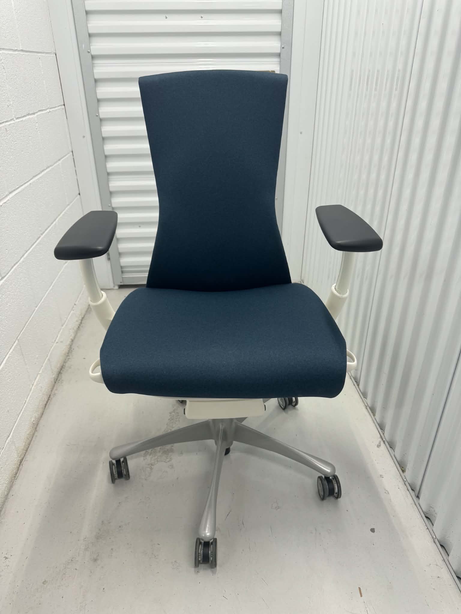 Herman Miller Embody, Mightnight Navy · White frame / Titanium base